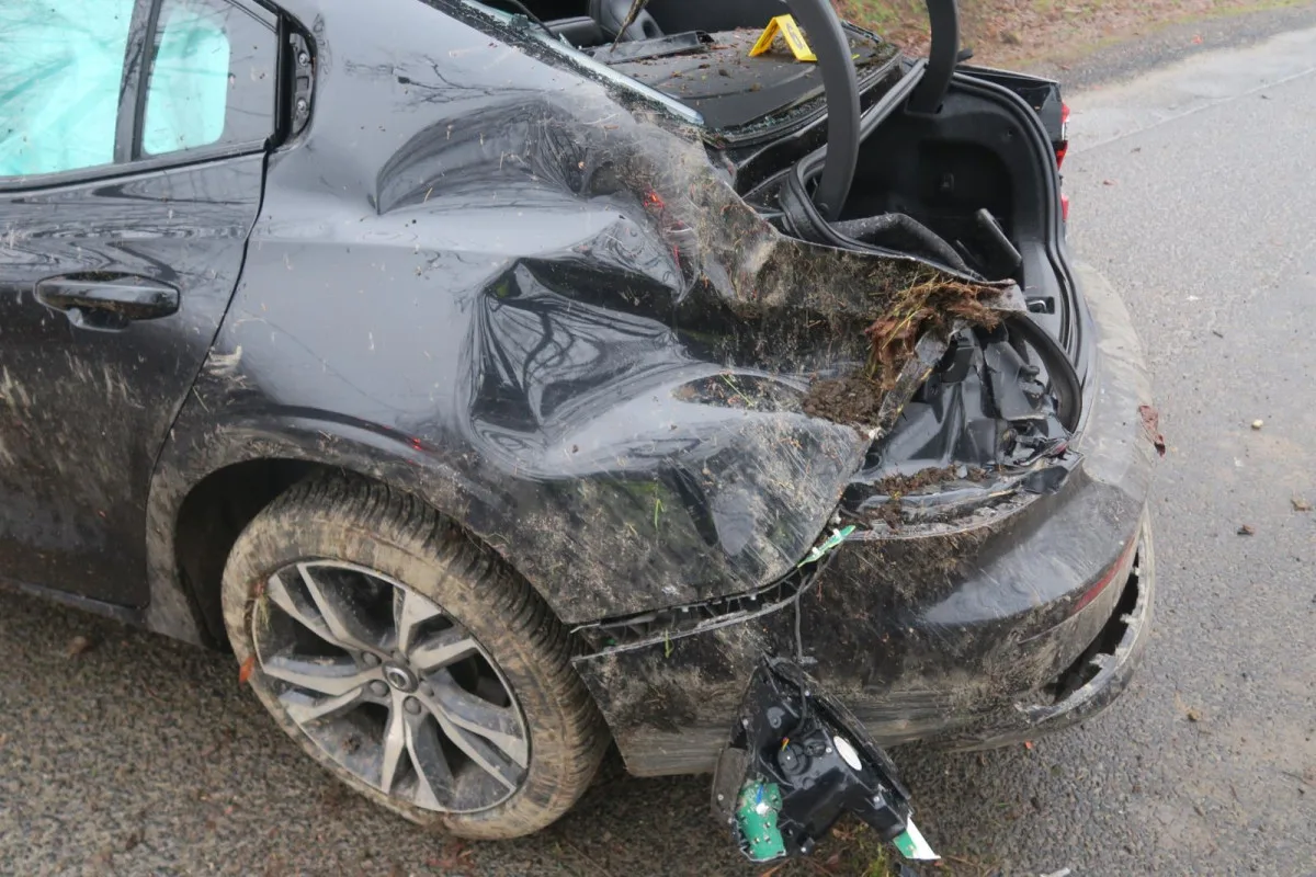 Policisty zaujal muž, který se schovával pod volant. Pak zběsile ujížděl a havaroval
