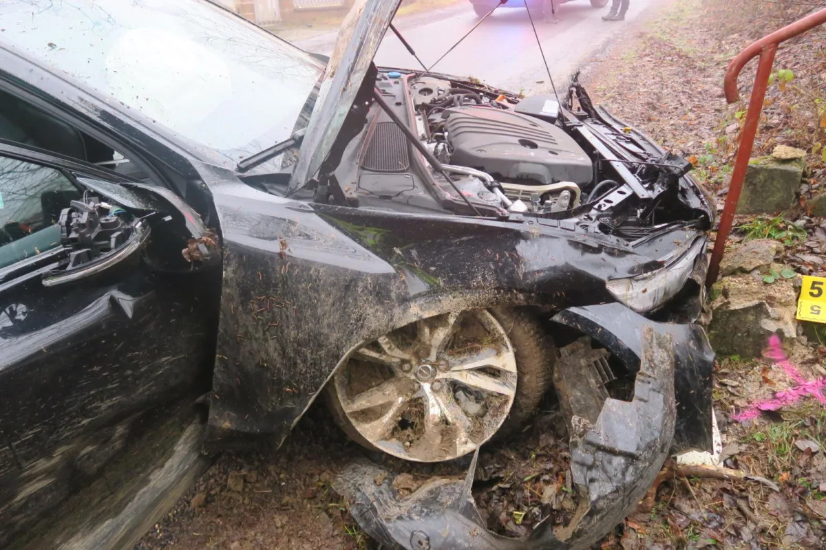 Policisty zaujal muž, který se schovával pod volant. Pak zběsile ujížděl a havaroval