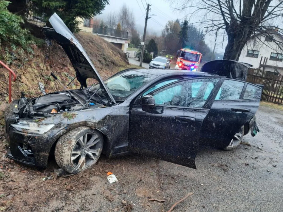 Policisty zaujal muž, který se schovával pod volant. Pak zběsile ujížděl a havaroval
