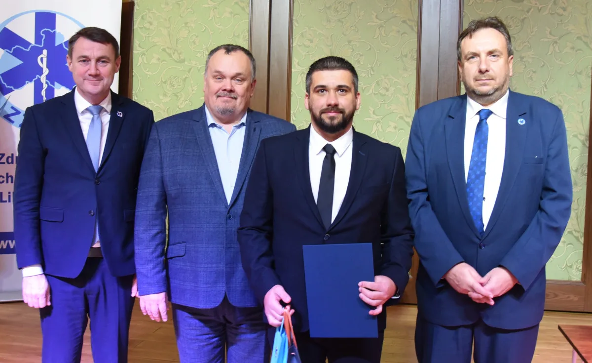 Medaile, poděkování i plakety. Záchranka ocenila své lidi, ředitele čekalo překvapení