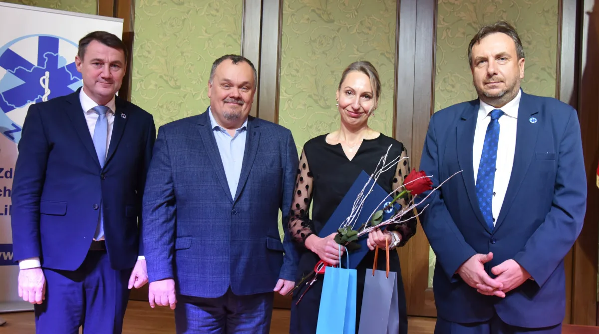 Medaile, poděkování i plakety. Záchranka ocenila své lidi, ředitele čekalo překvapení