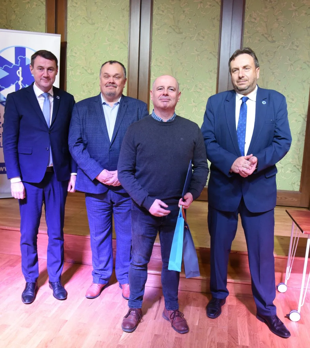 Medaile, poděkování i plakety. Záchranka ocenila své lidi, ředitele čekalo překvapení