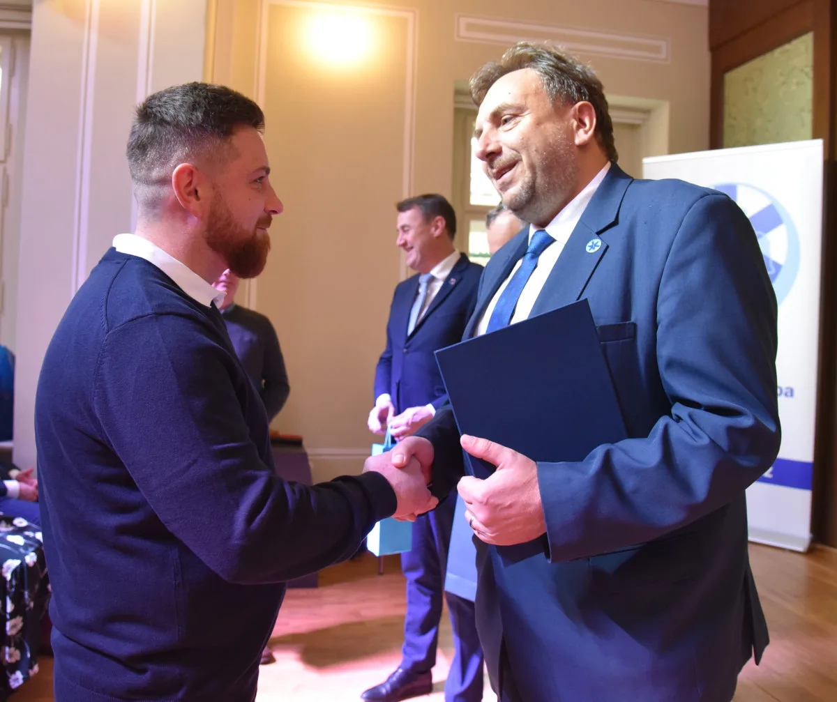 Medaile, poděkování i plakety. Záchranka ocenila své lidi, ředitele čekalo překvapení