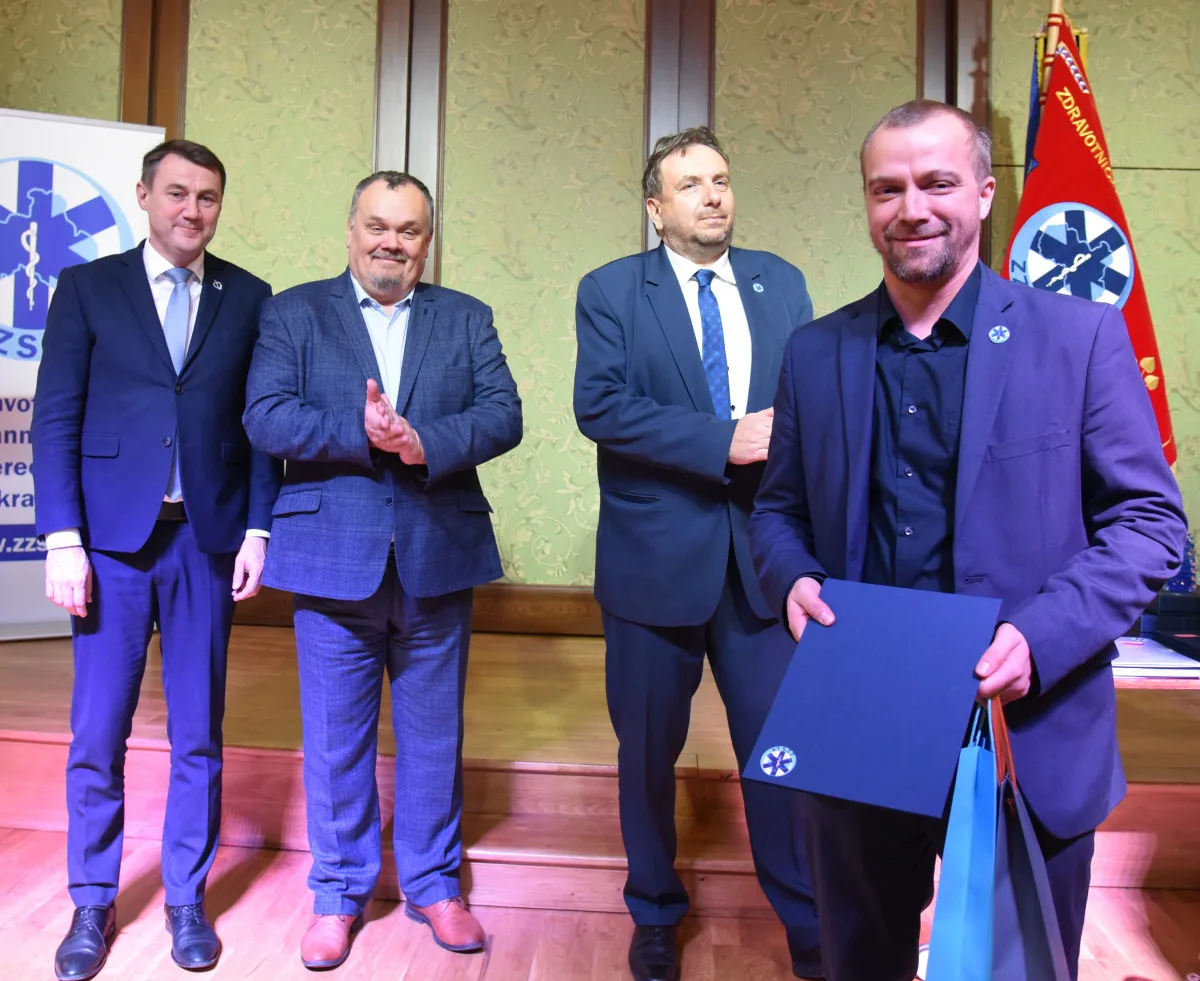 Medaile, poděkování i plakety. Záchranka ocenila své lidi, ředitele čekalo překvapení