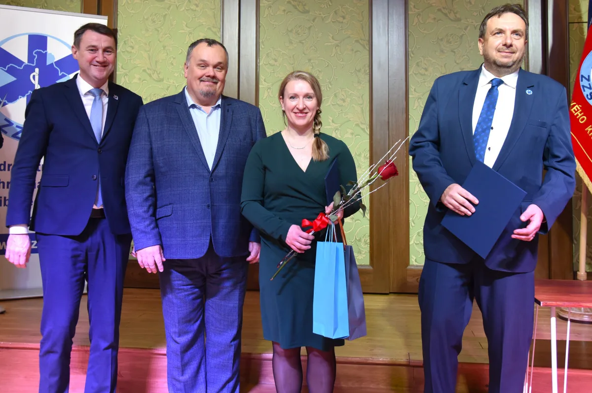 Medaile, poděkování i plakety. Záchranka ocenila své lidi, ředitele čekalo překvapení
