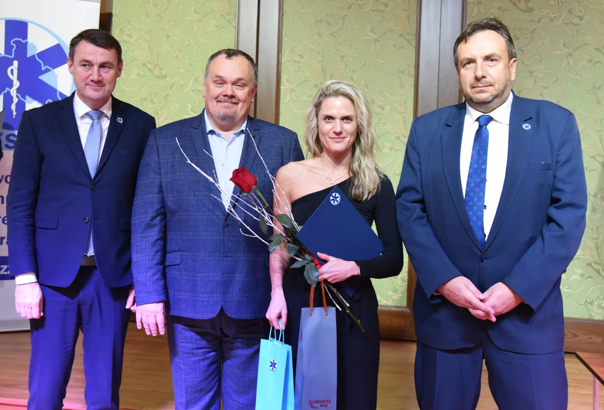 Medaile, poděkování i plakety. Záchranka ocenila své lidi, ředitele čekalo překvapení
