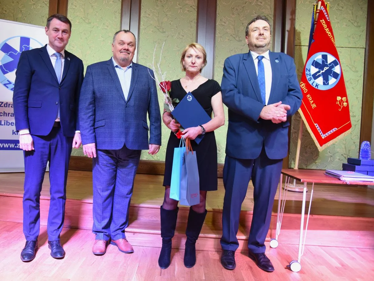 Medaile, poděkování i plakety. Záchranka ocenila své lidi, ředitele čekalo překvapení