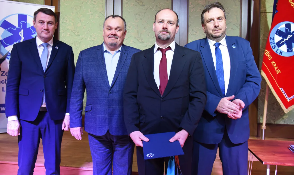 Medaile, poděkování i plakety. Záchranka ocenila své lidi, ředitele čekalo překvapení