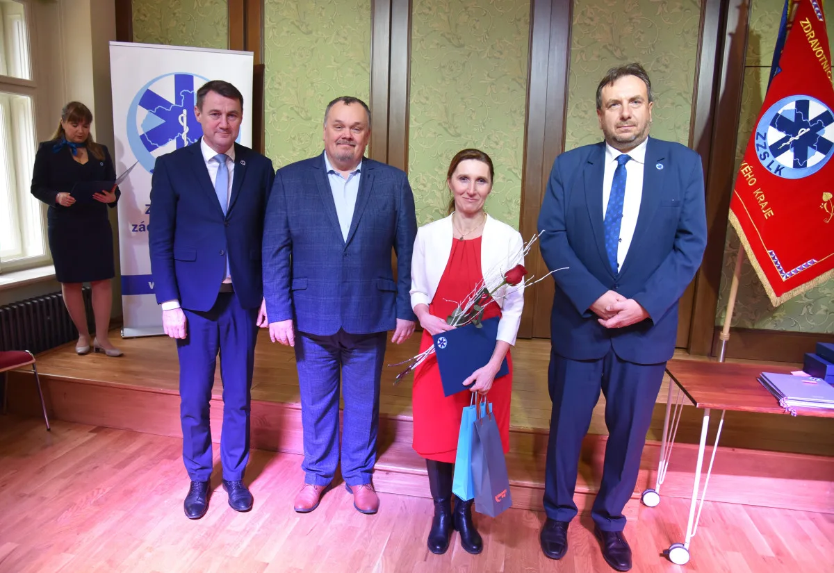 Medaile, poděkování i plakety. Záchranka ocenila své lidi, ředitele čekalo překvapení