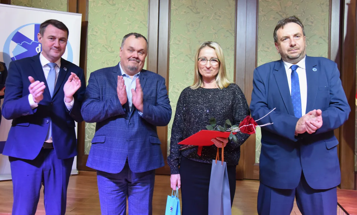 Medaile, poděkování i plakety. Záchranka ocenila své lidi, ředitele čekalo překvapení