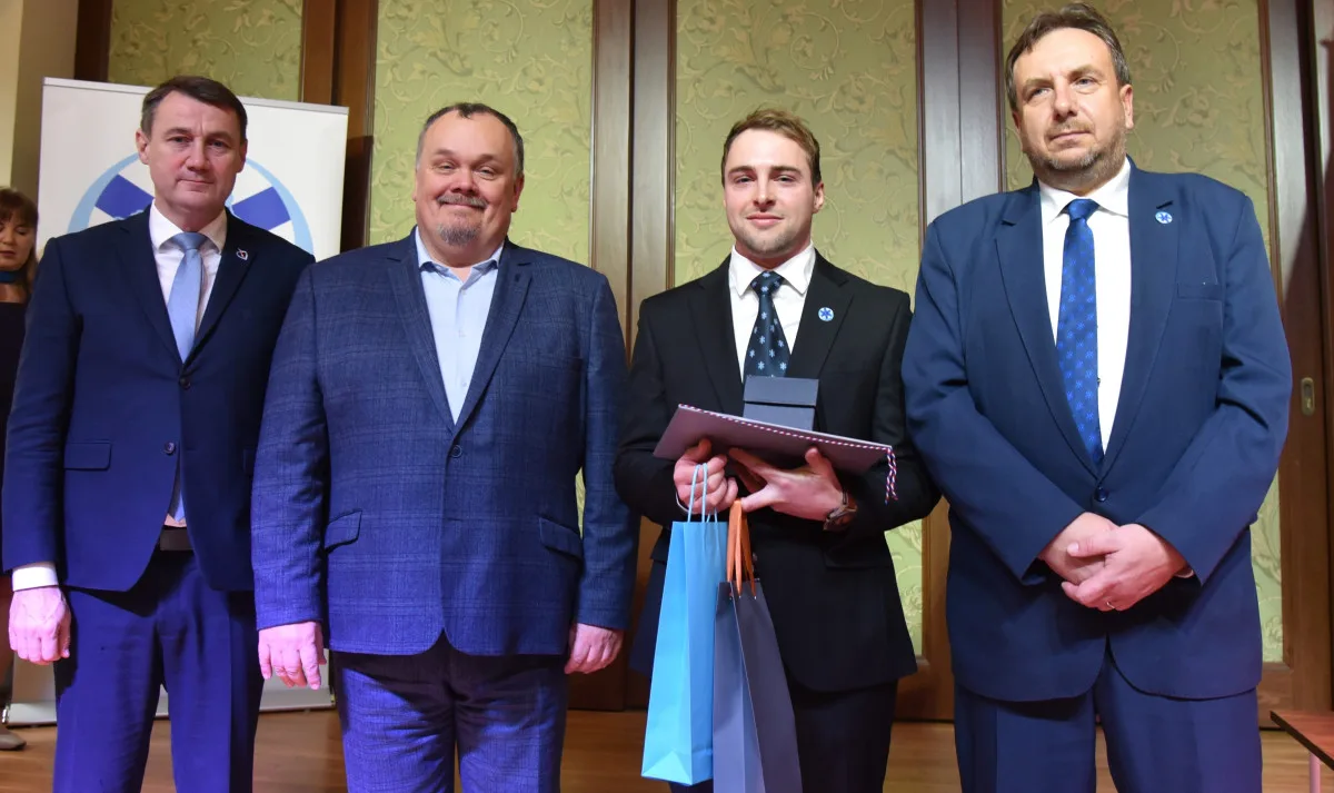 Medaile, poděkování i plakety. Záchranka ocenila své lidi, ředitele čekalo překvapení