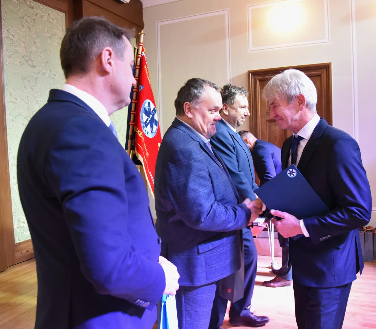 Medaile, poděkování i plakety. Záchranka ocenila své lidi, ředitele čekalo překvapení