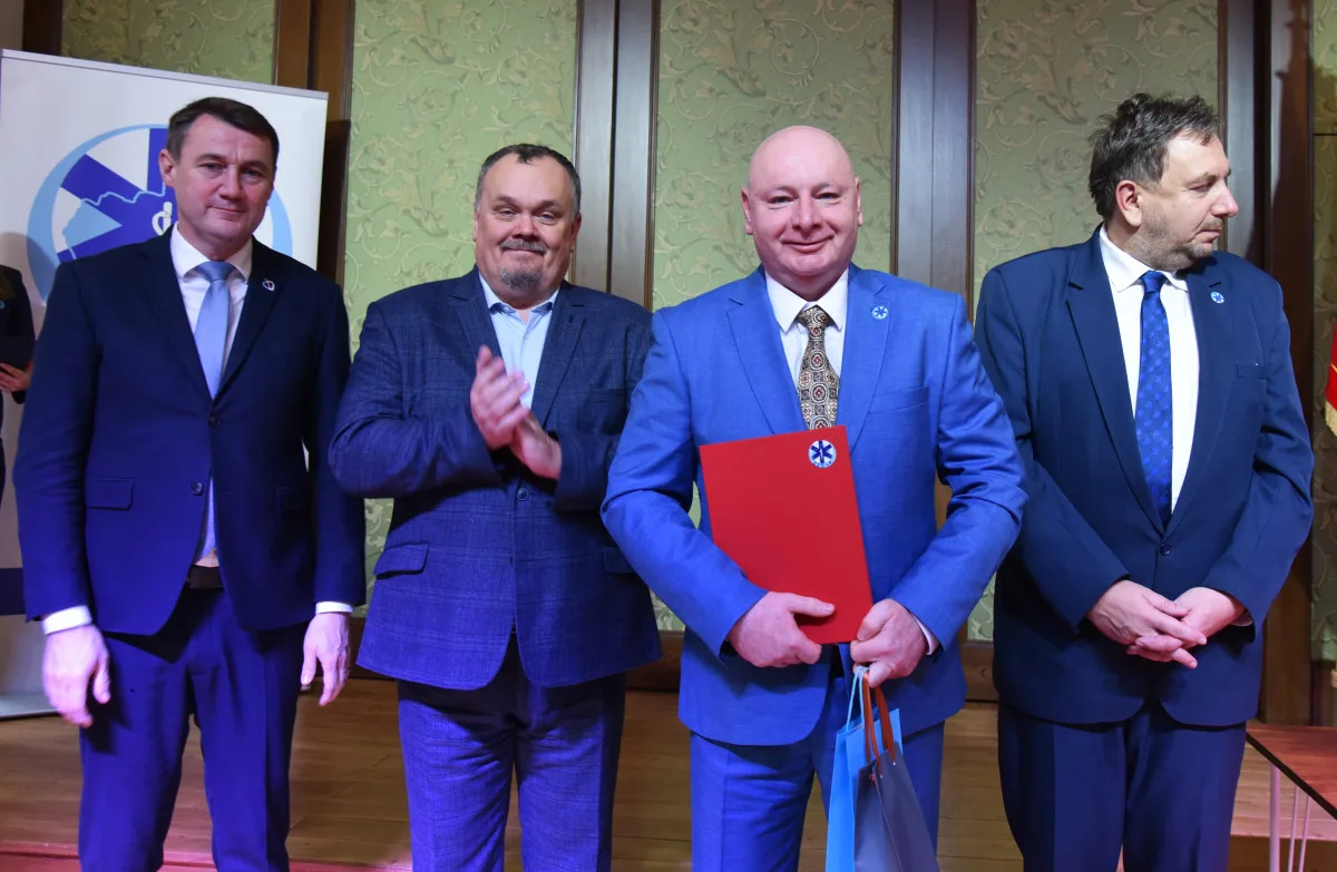 Medaile, poděkování i plakety. Záchranka ocenila své lidi, ředitele čekalo překvapení