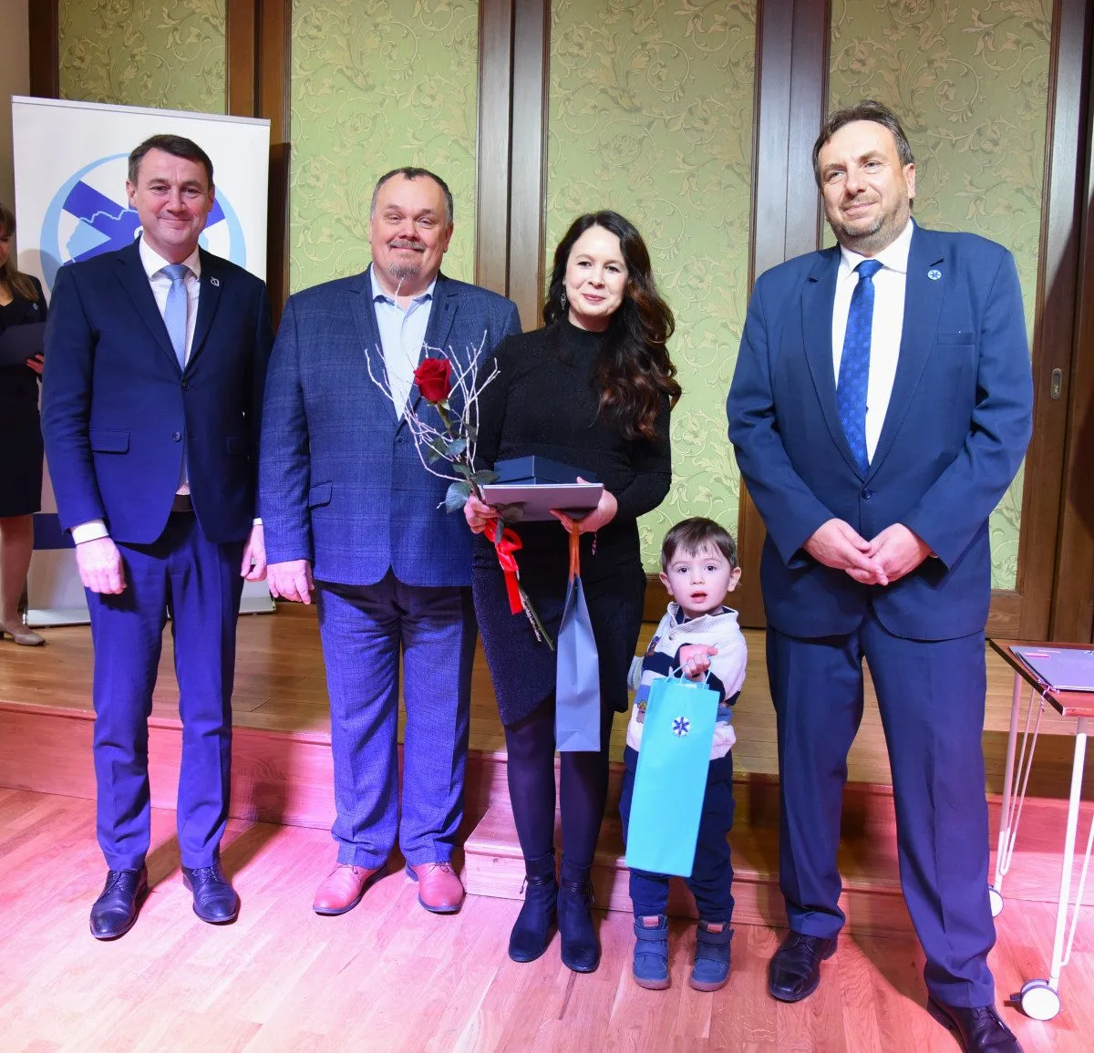Medaile, poděkování i plakety. Záchranka ocenila své lidi, ředitele čekalo překvapení