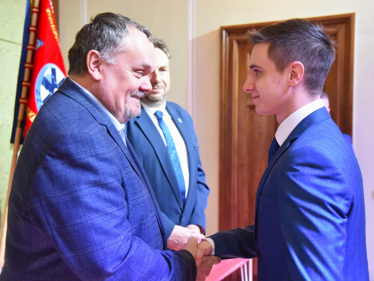 Medaile, poděkování i plakety. Záchranka ocenila své lidi, ředitele čekalo překvapení
