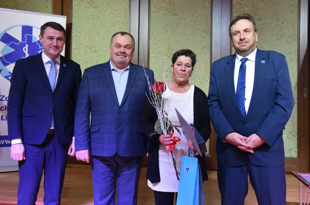 Medaile, poděkování i plakety. Záchranka ocenila své lidi, ředitele čekalo překvapení