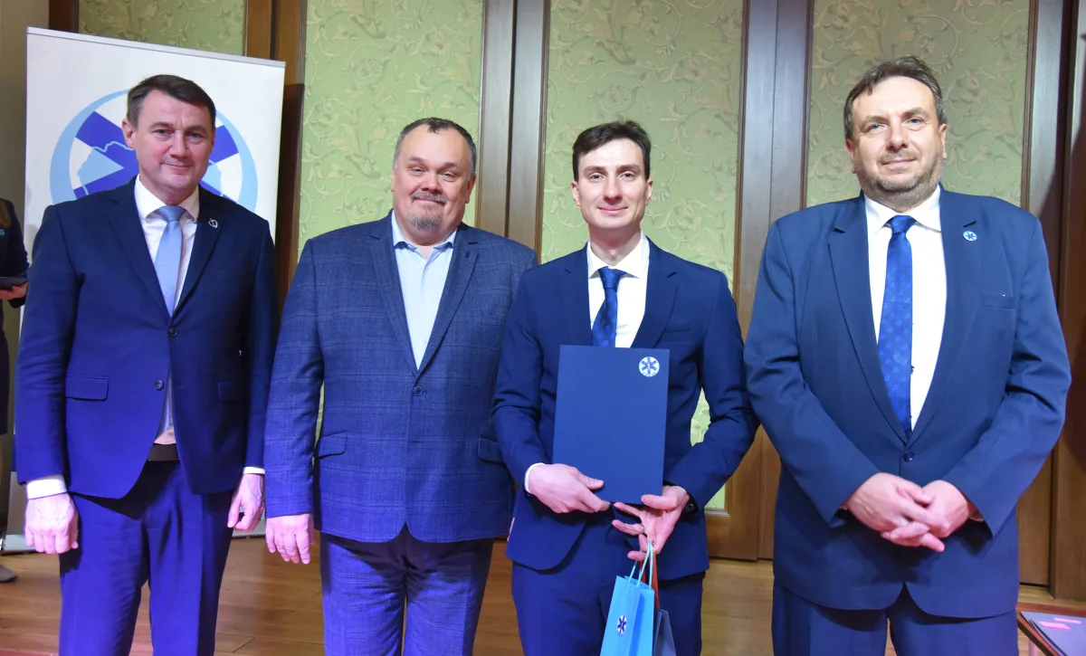 Medaile, poděkování i plakety. Záchranka ocenila své lidi, ředitele čekalo překvapení