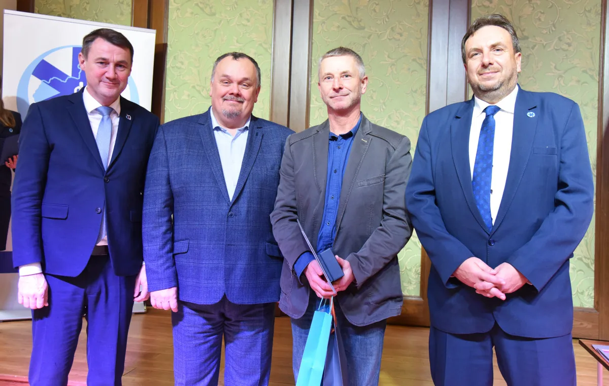 Medaile, poděkování i plakety. Záchranka ocenila své lidi, ředitele čekalo překvapení