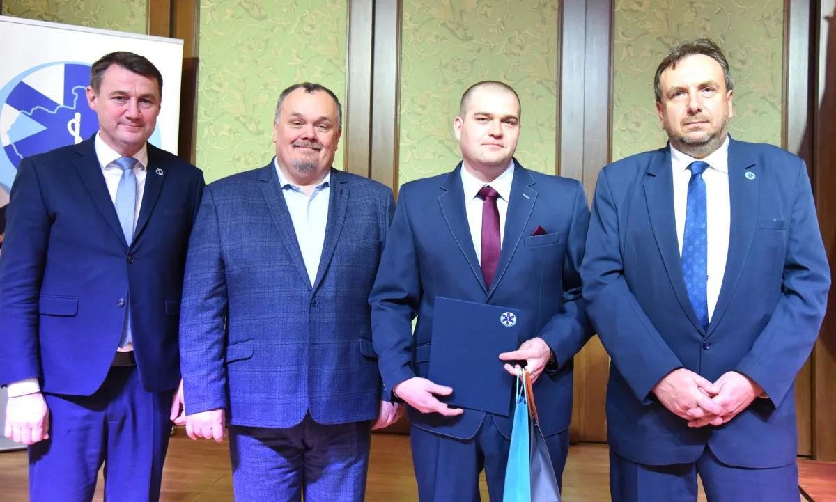 Medaile, poděkování i plakety. Záchranka ocenila své lidi, ředitele čekalo překvapení