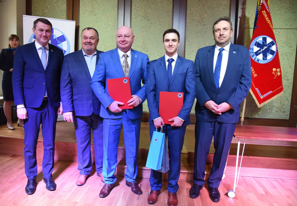 Medaile, poděkování i plakety. Záchranka ocenila své lidi, ředitele čekalo překvapení