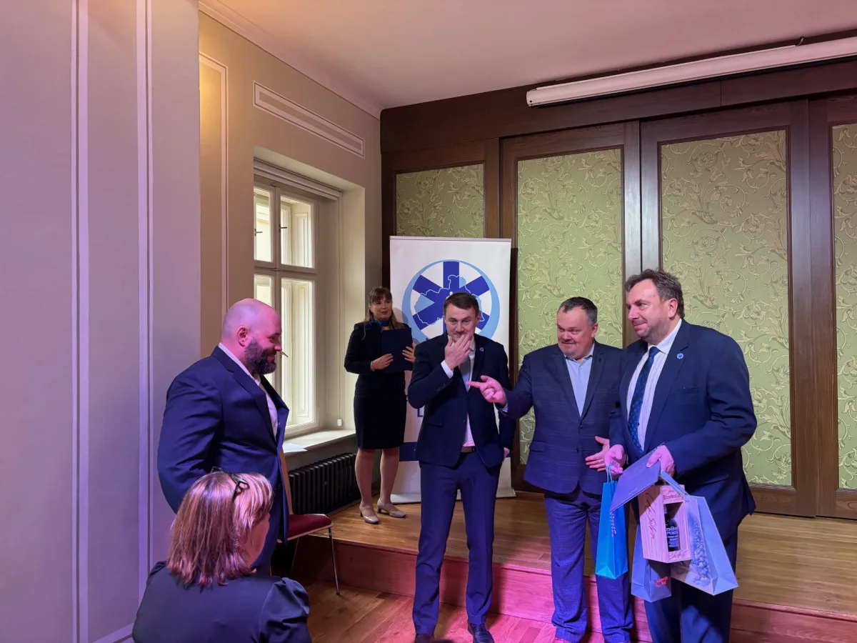 Medaile, poděkování i plakety. Záchranka ocenila své lidi, ředitele čekalo překvapení