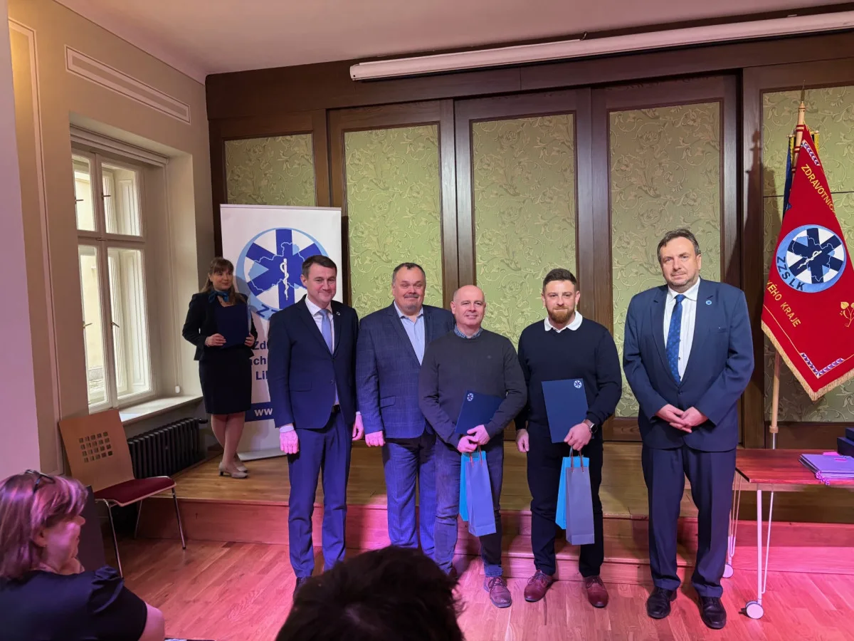 Medaile, poděkování i plakety. Záchranka ocenila své lidi, ředitele čekalo překvapení