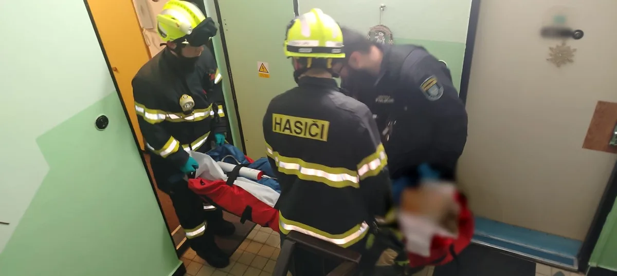 Seniorka ležela celou noc na zemi a nemohla vstát. Pomoci se dovolala před čtvrtou ráno