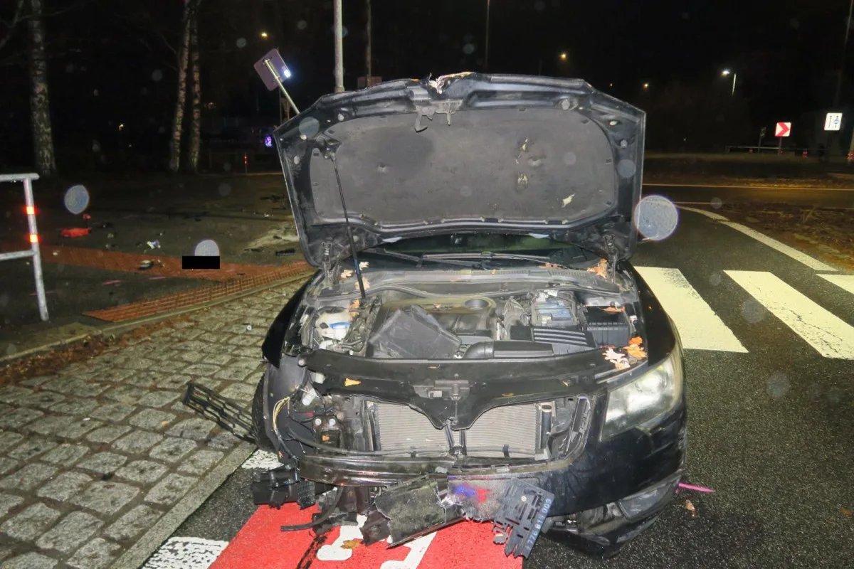 Řidička v Jablonci zdemolovala kruháč i auto. Nadýchala přes dvě promile