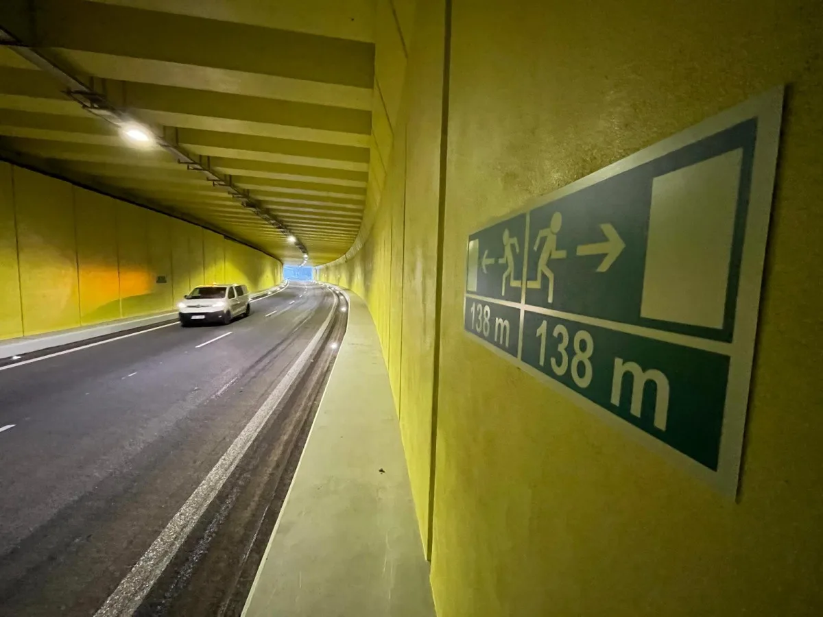 Tunel se po dlouhé opravě otevírá. Už příští rok ŘSD na průtahu chystá další omezení
