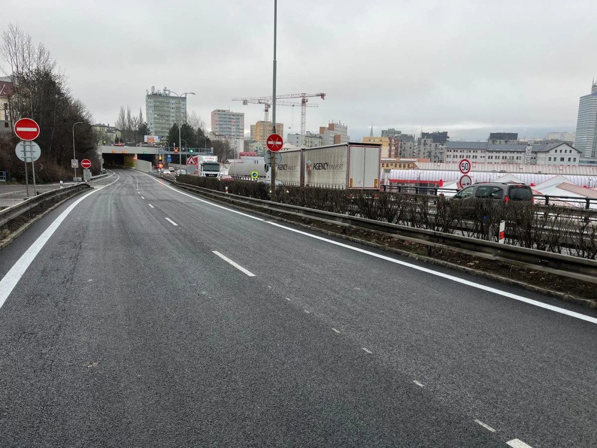 Tunel se po dlouhé opravě otevírá. Už příští rok ŘSD na průtahu chystá další omezení