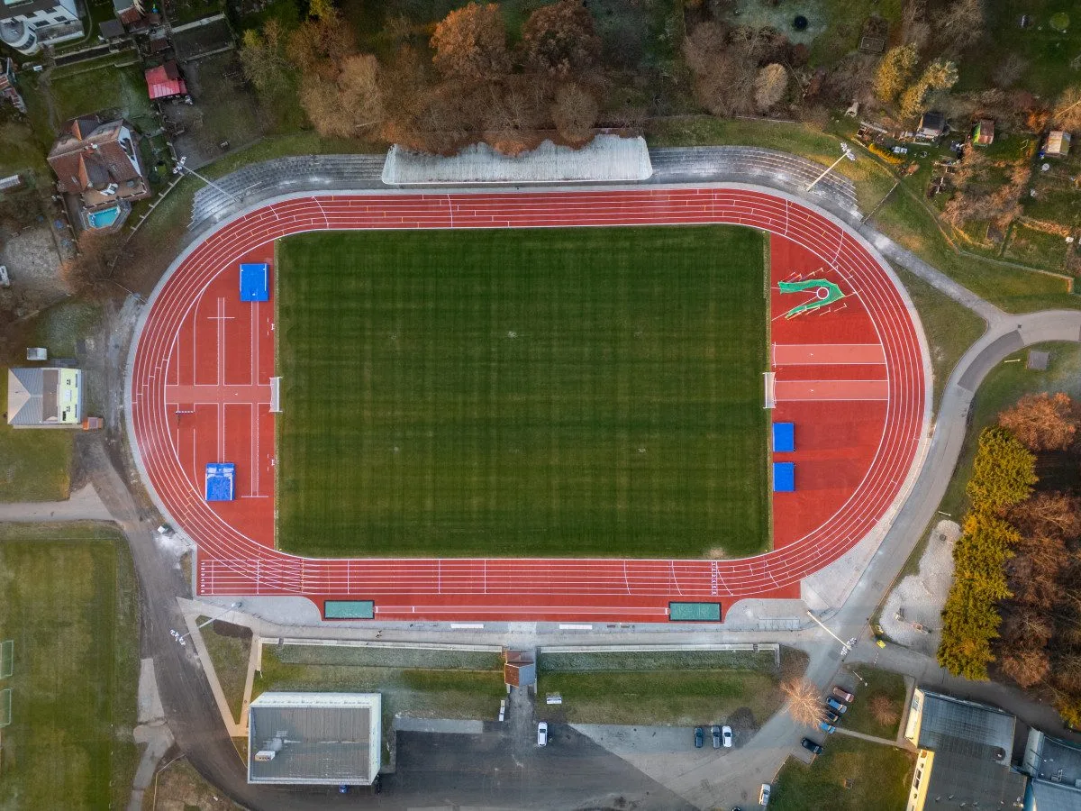 Česká Lípa dokončila opravu stadionu za 48,6 milionu, dostupný je zatím jen ovál