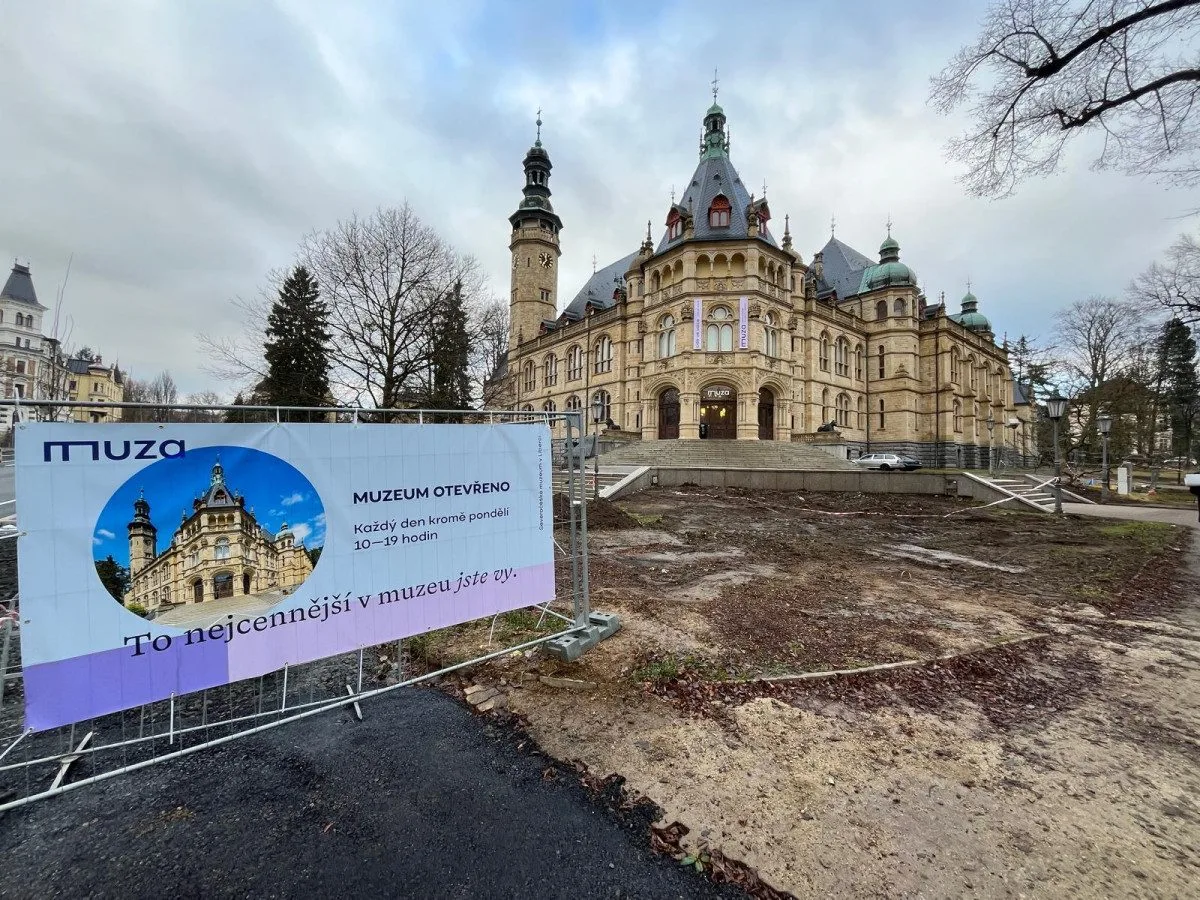 Z prostranství před muzeem zmizely rododendrony. Rekonstrukce parku začala
