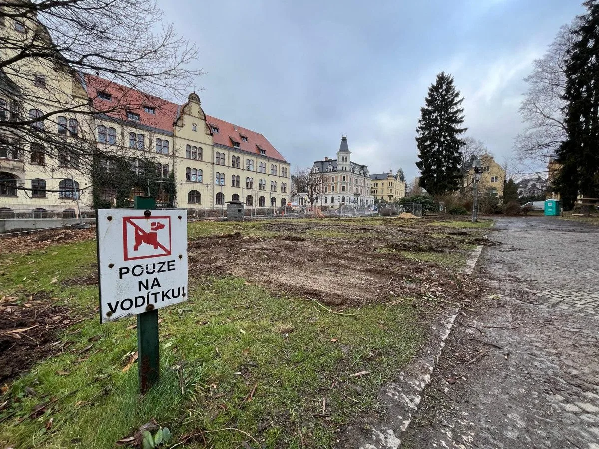 Z prostranství před muzeem zmizely rododendrony. Rekonstrukce parku začala