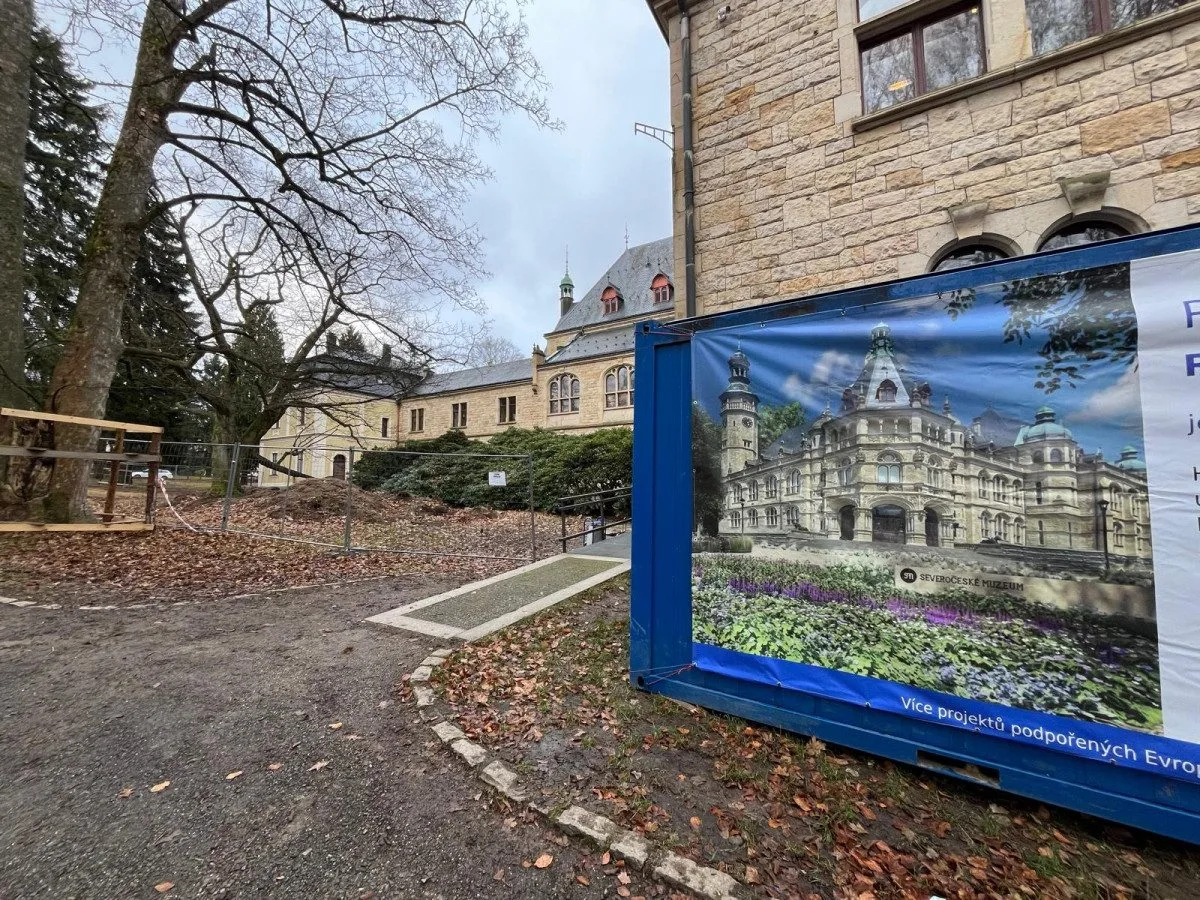 Z prostranství před muzeem zmizely rododendrony. Rekonstrukce parku začala