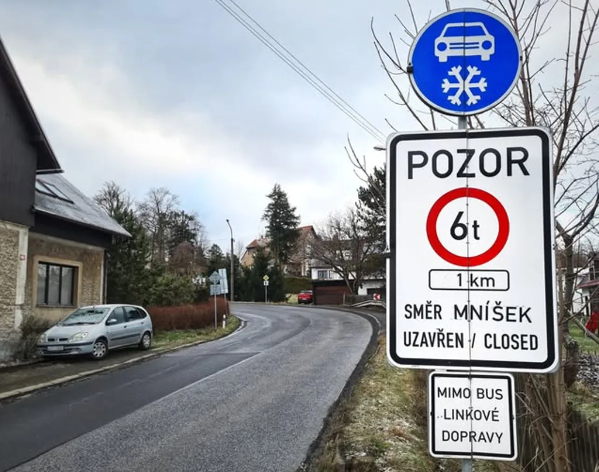 Silnice na Raspenavu přes Mníšek je kvůli počasí pro nákladní dopravu uzavřena