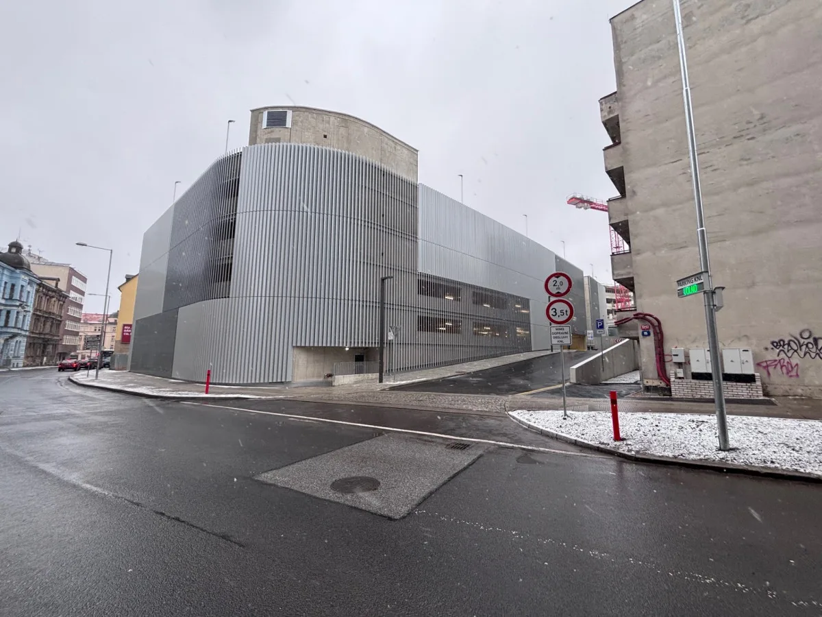 Parkovací dům liberecké nemocnice je v provozu. V šesti podlažích nabízí 338 míst
