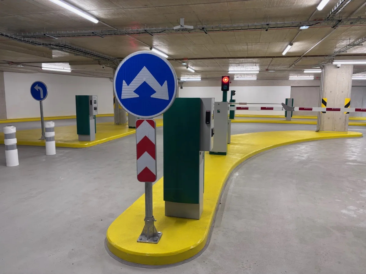 Parkovací dům liberecké nemocnice je v provozu. V šesti podlažích nabízí 338 míst