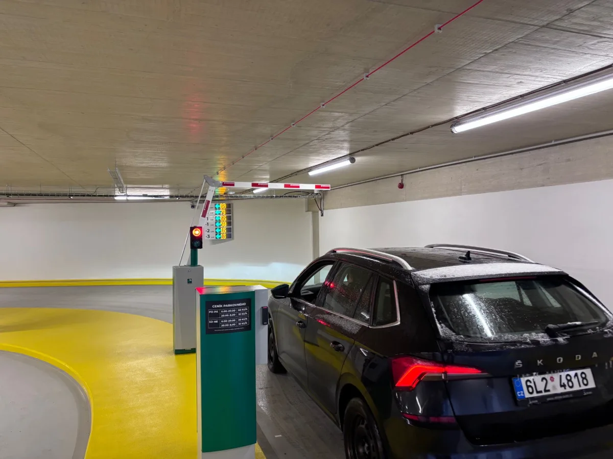 Parkovací dům liberecké nemocnice je v provozu. V šesti podlažích nabízí 338 míst