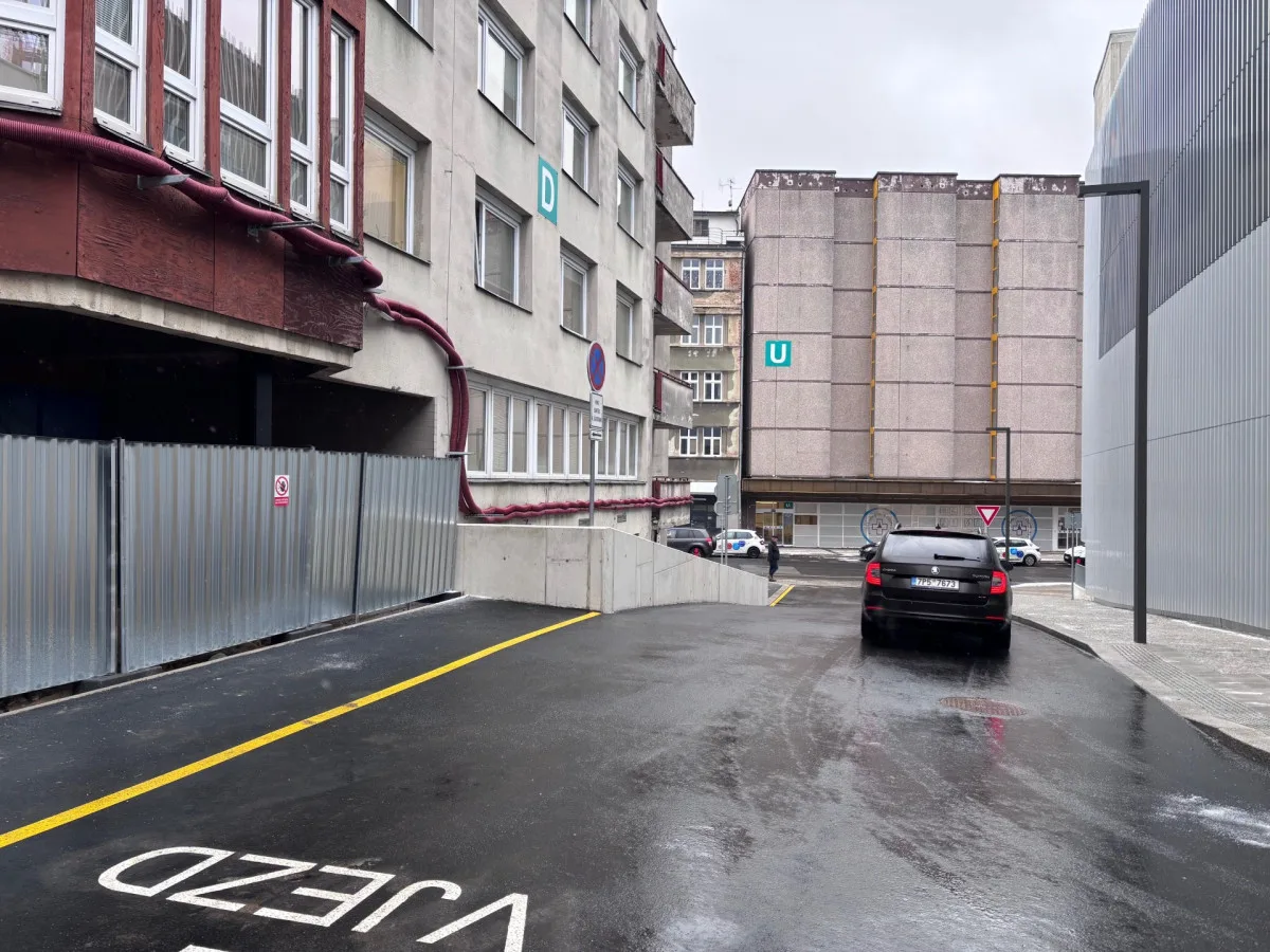 Parkovací dům liberecké nemocnice je v provozu. V šesti podlažích nabízí 338 míst