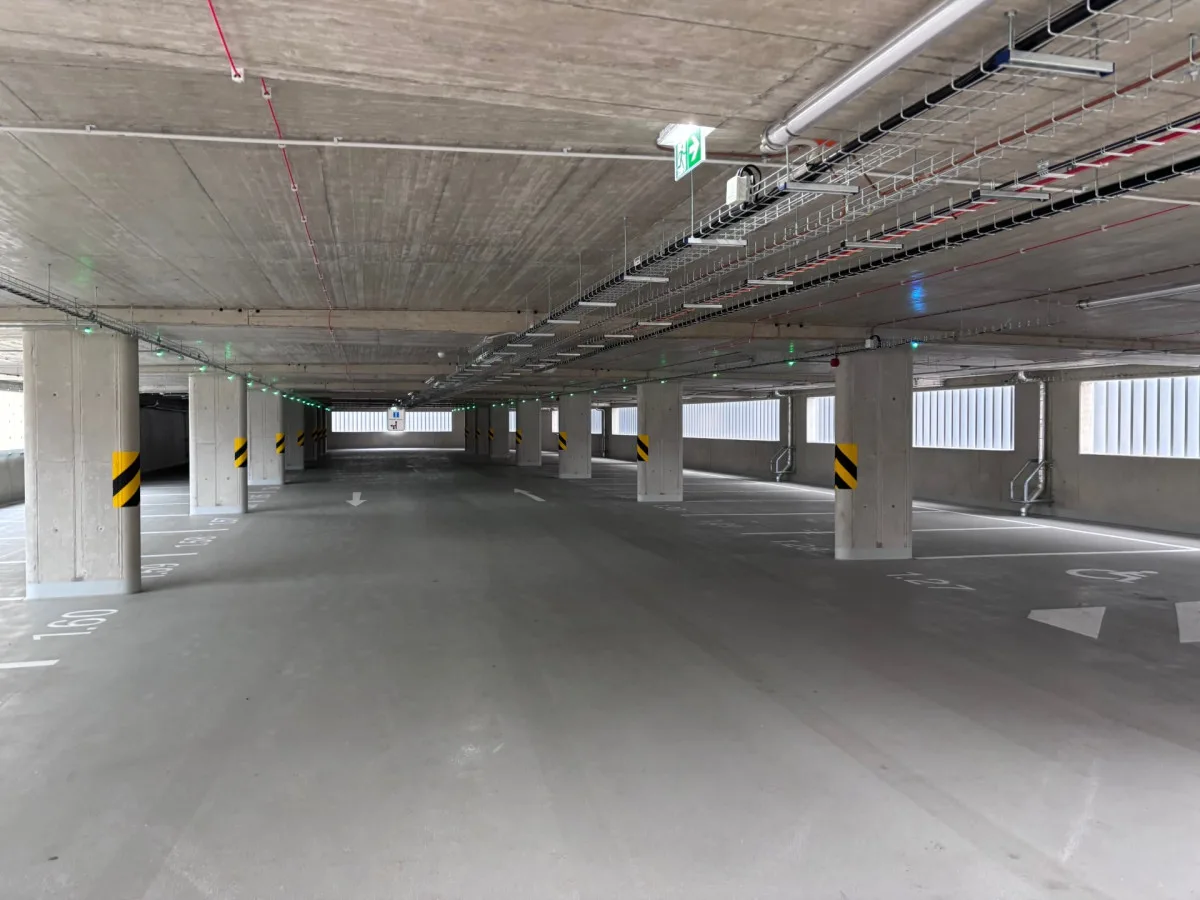 Parkovací dům liberecké nemocnice je v provozu. V šesti podlažích nabízí 338 míst
