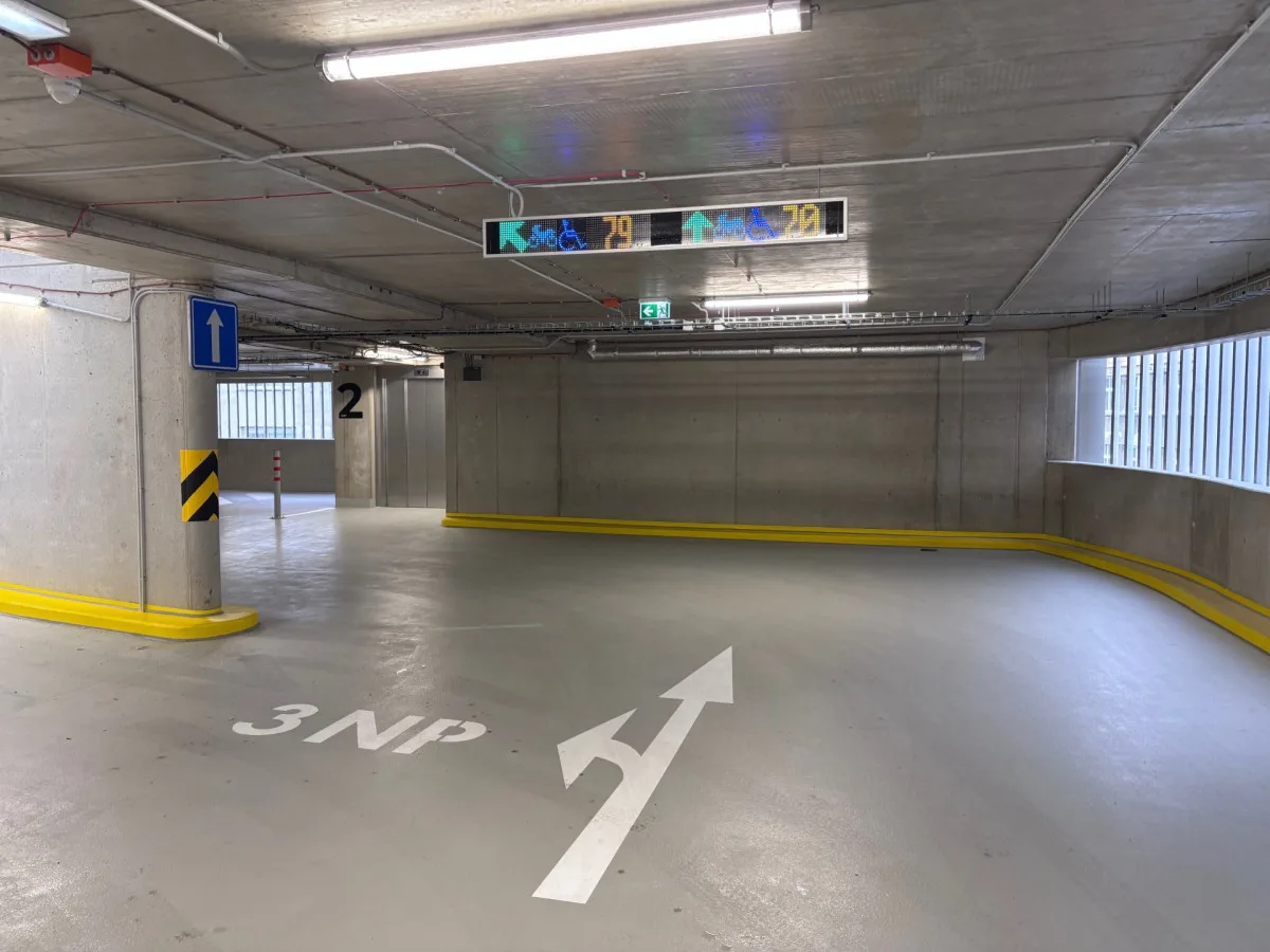 Parkovací dům liberecké nemocnice je v provozu. V šesti podlažích nabízí 338 míst