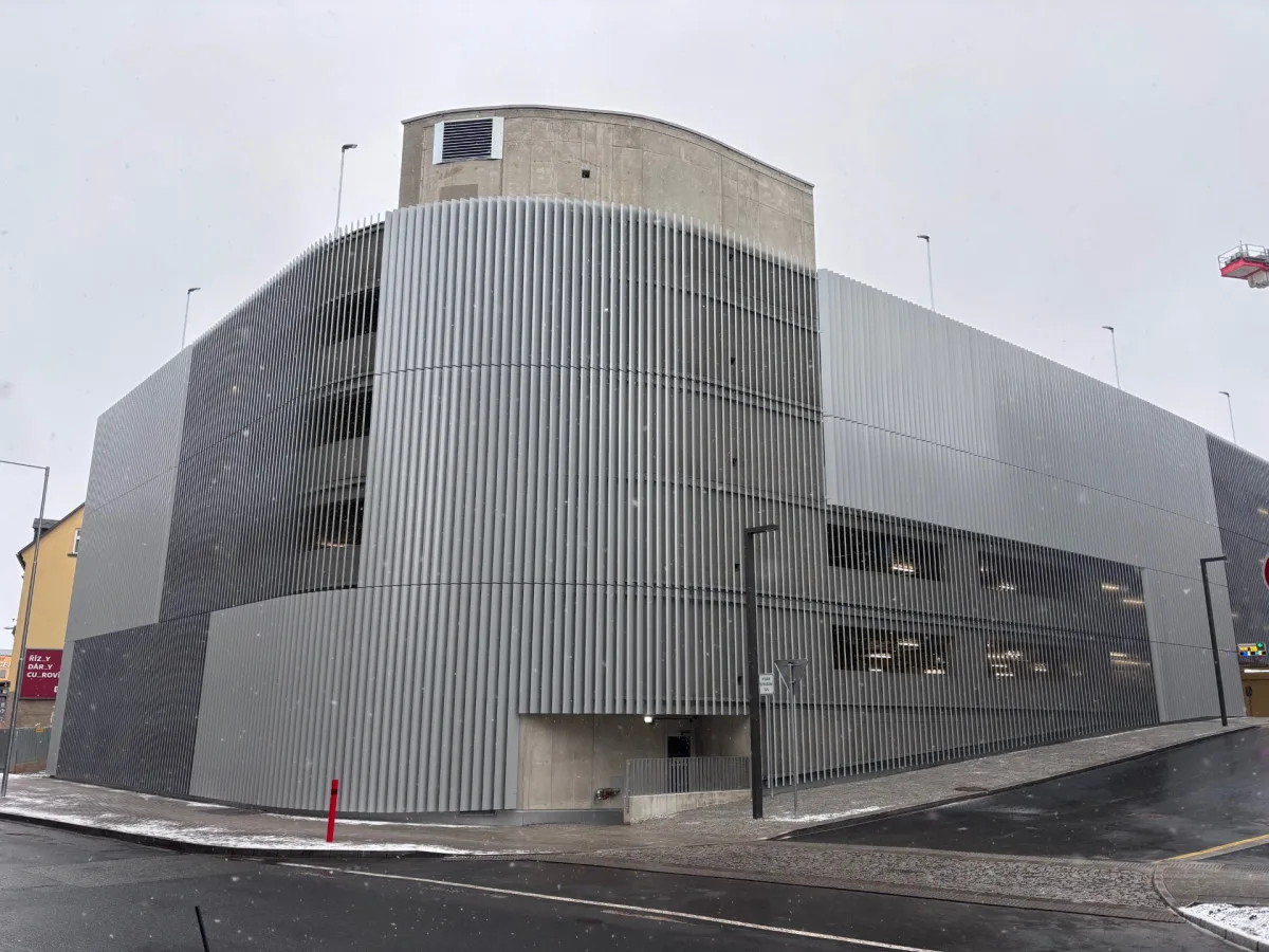 Parkovací dům liberecké nemocnice je v provozu. V šesti podlažích nabízí 338 míst