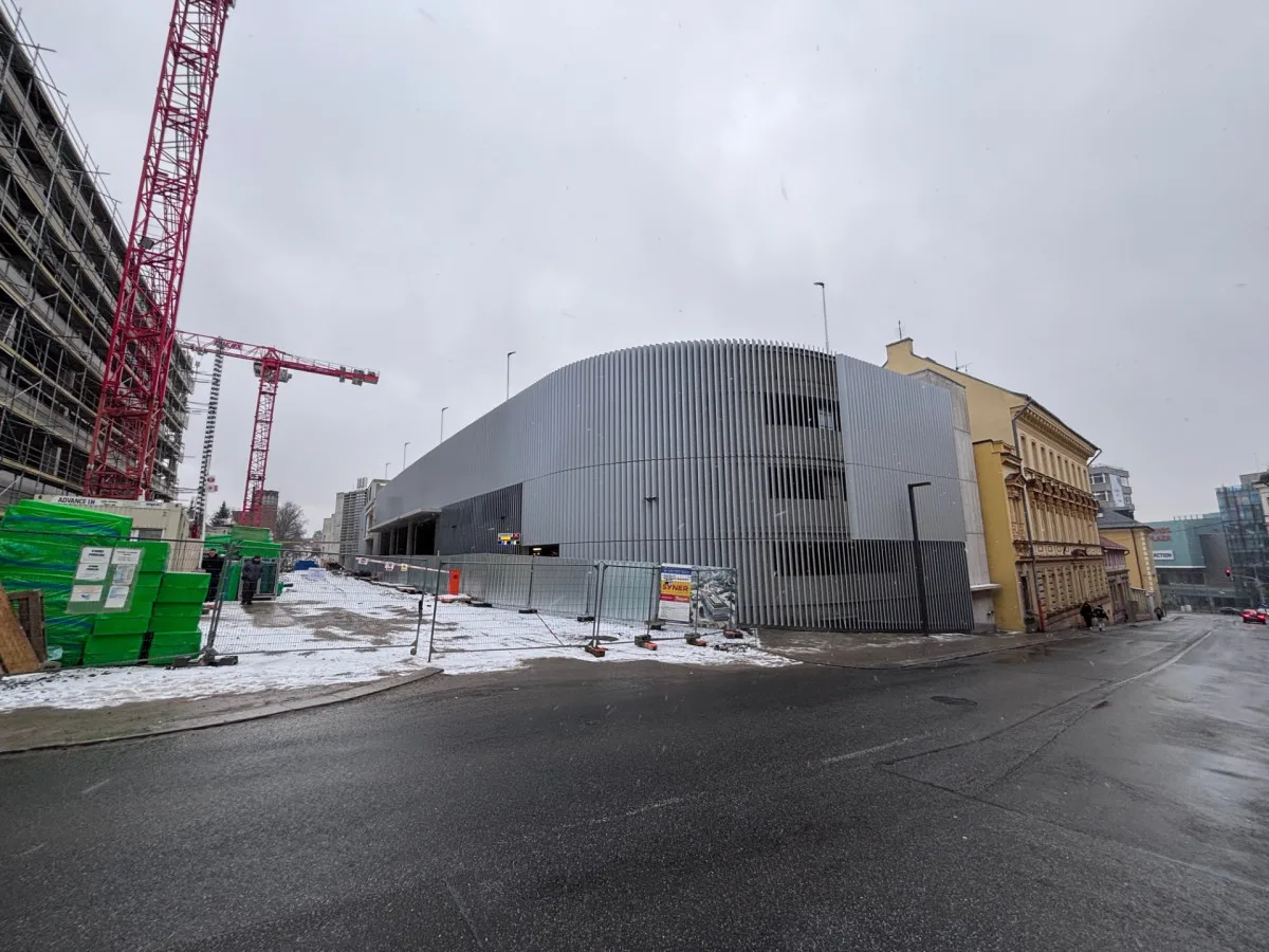 Parkovací dům liberecké nemocnice je v provozu. V šesti podlažích nabízí 338 míst