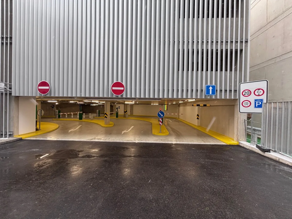 Parkovací dům liberecké nemocnice je v provozu. V šesti podlažích nabízí 338 míst