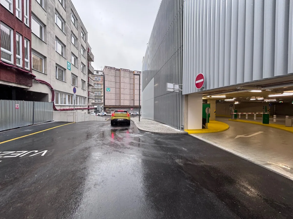 Parkovací dům liberecké nemocnice je v provozu. V šesti podlažích nabízí 338 míst