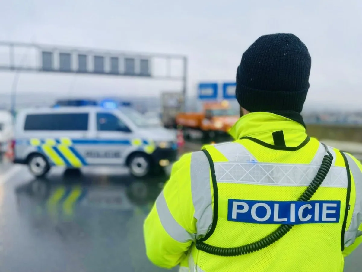 Blikal doleva, odbočil vpravo. Ovíněný řidič tím o silvestrovské noci upoutal policisty