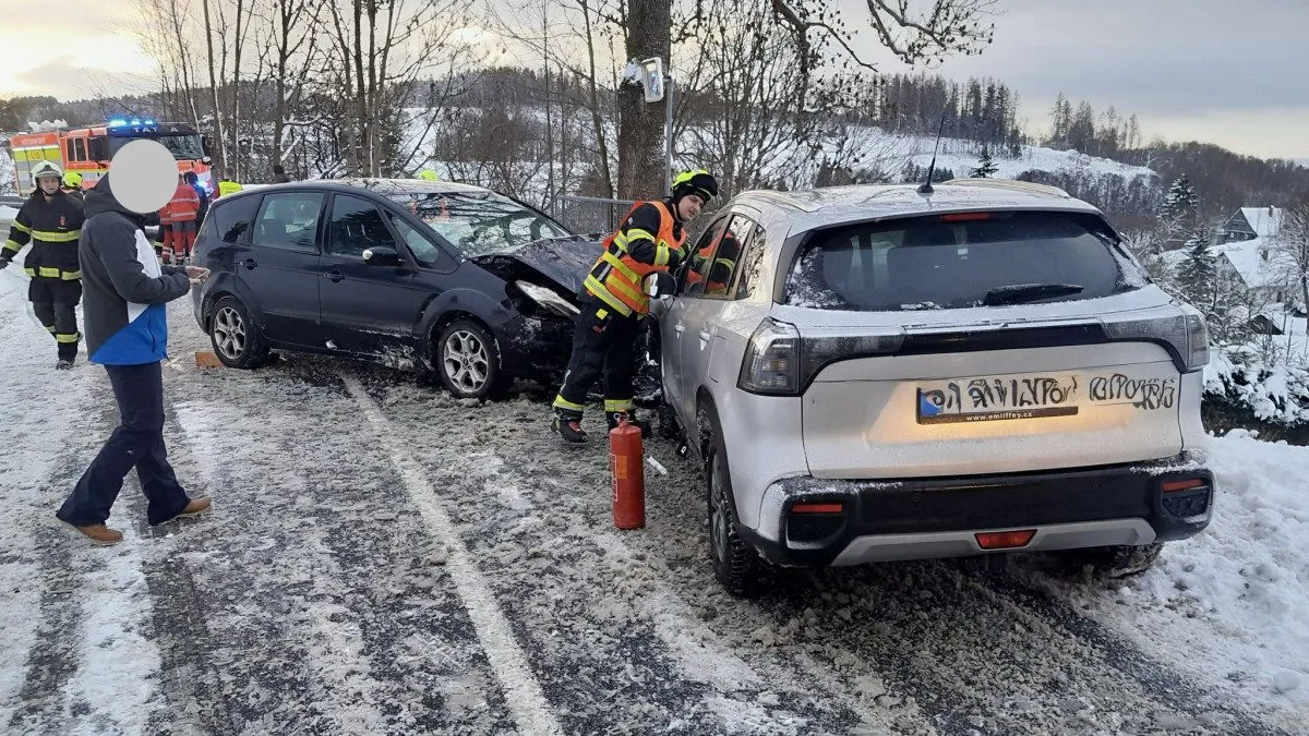 Nehodu dvou aut nahlásila v Roprachticích na Semilsku sama technika