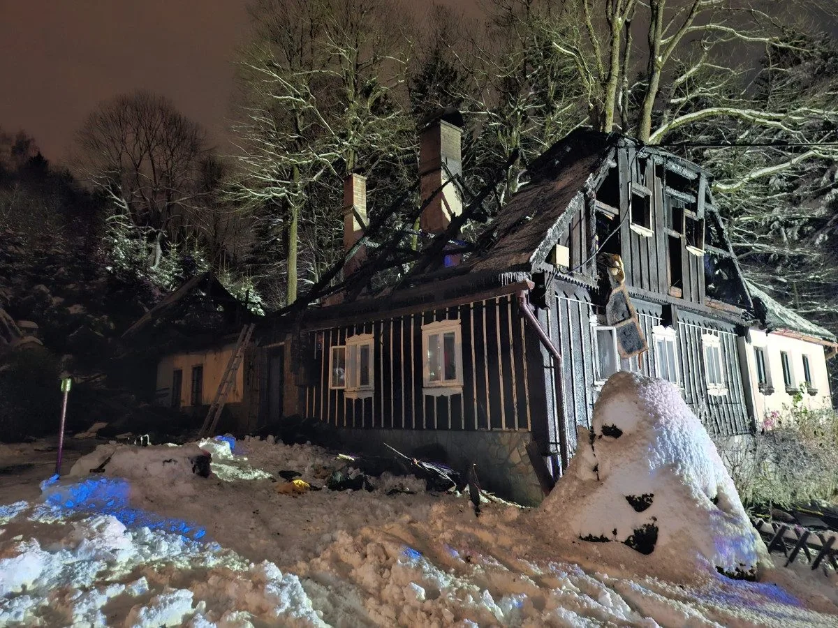 V Jabloneckých Pasekách v noci vyhořela roubenka. Náročný zásah komplikoval sníh