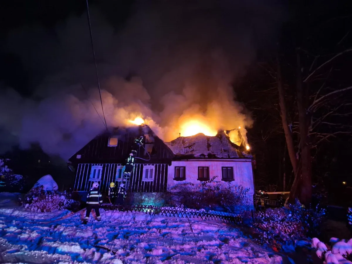 V Jabloneckých Pasekách v noci vyhořela roubenka. Náročný zásah komplikoval sníh