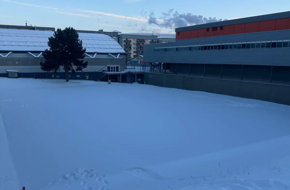 Mobilní nafukovací hala vyroste v prostoru tenisových kurtů do tří týdnů.